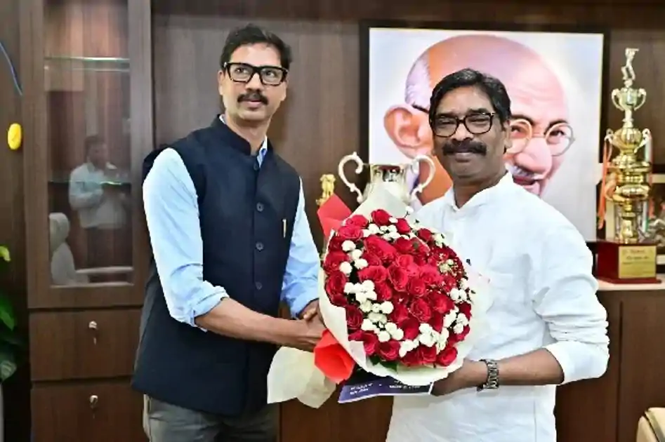 CM हेमंत से मिले पथ निर्माण विभाग के प्रधान सचिव, नये बजट और योजनाओं पर हुई चर्चा