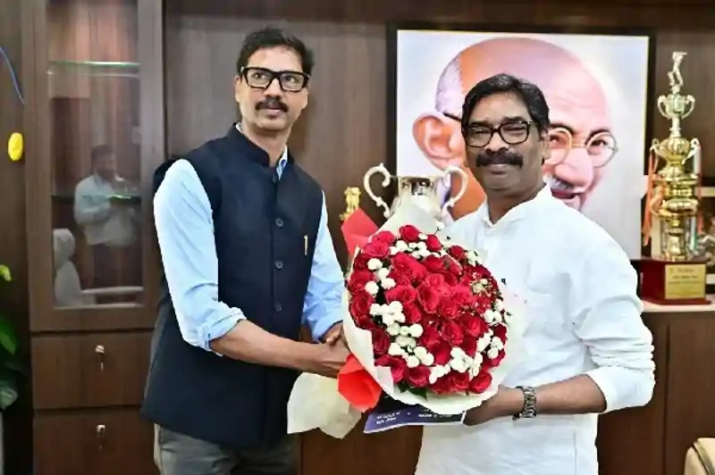 CM हेमंत से मिले पथ निर्माण विभाग के प्रधान सचिव, नये बजट और योजनाओं पर हुई चर्चा CM हेमंत से मिले पथ निर्माण विभाग के प्रधान सचिव, नये बजट और योजनाओं पर हुई चर्चा