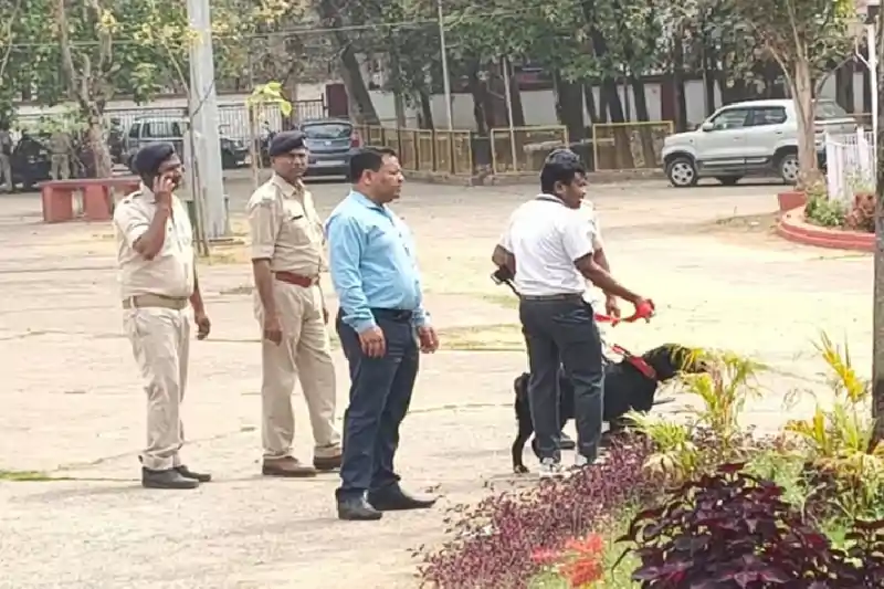 बोकारो सिविल कोर्ट को बम से उड़ाने की धमकी, ईमेल में 14 साइनाइड बम लगाने का दावा बोकारो सिविल कोर्ट को बम से उड़ाने की धमकी, ईमेल में 14 साइनाइड बम लगाने का दावा
