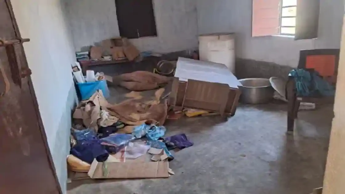 कोडरमा में जंगली हाथियों का आतंक! राहगीर पर हमला, घरों और स्कूल में मचायी तोड़फोड़