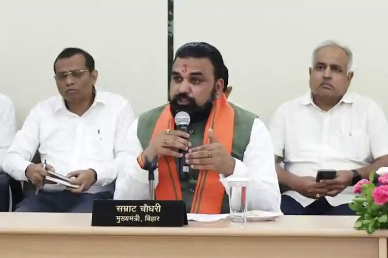 'बिना पूरी जानकारी मीडिया के सामने मुंह न खोलें' CM सम्राट का अपने मंत्रियों को सख्त संदेश 'बिना पूरी जानकारी मीडिया के सामने मुंह न खोलें' CM सम्राट का अपने मंत्रियों को सख्त संदेश