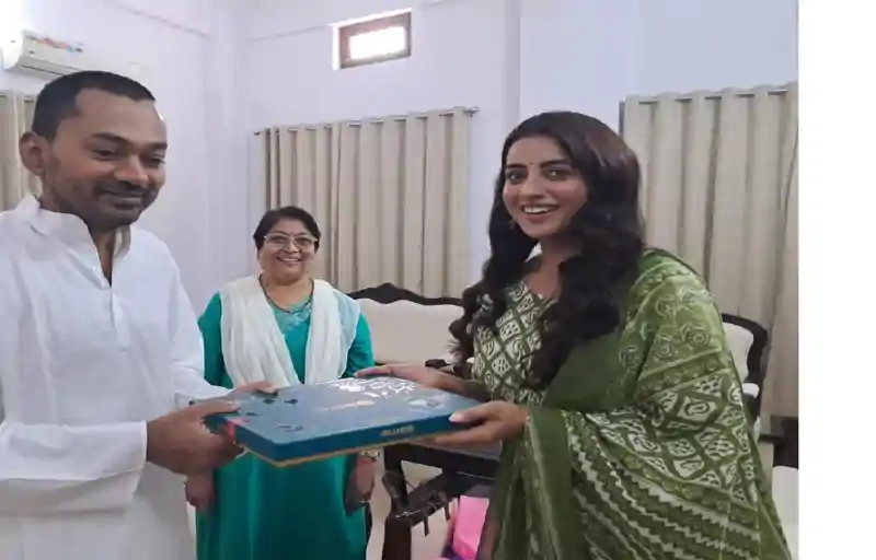 स्वास्थ्य मंत्री निशांत से मिली भोजपुरी सुपरस्टार अक्षरा सिंह, दोनों के बीच क्या हुई बात? तस्वीरें वायरल स्वास्थ्य मंत्री निशांत से मिली भोजपुरी सुपरस्टार अक्षरा सिंह, दोनों के बीच क्या हुई बात? तस्वीरें वायरल