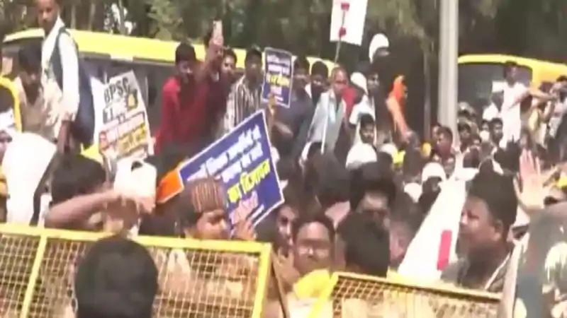 BPSC अभ्यर्थियों पर पटना पुलिस का बड़ा एक्शन, TRE-4 प्रदर्शन पर दिलीप समेत 5 हजार अज्ञात अभ्यर्थियों पर केस दर्ज BPSC अभ्यर्थियों पर पटना पुलिस का बड़ा एक्शन, TRE-4 प्रदर्शन पर दिलीप समेत 5 हजार अज्ञात अभ्यर्थियों पर केस दर्ज