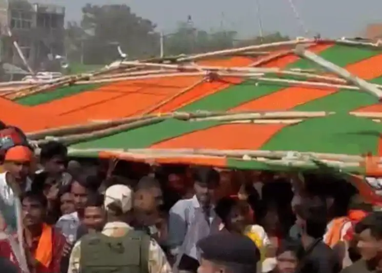 मोतिहारी में पवन सिंह की सभा में हंगामा: भीड़ बेकाबू, पुलिस ने किया लाठीचार्ज, पंडाल ढहा