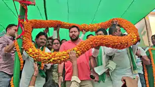 जन्मदिन पर प्रचार के दौरान बिहार के लोगों से तेजस्वी यादव का वादा, रिटर्न गिफ्ट मिलेगा 14 के बाद