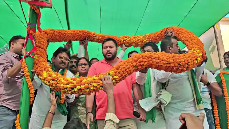 जन्मदिन पर प्रचार के दौरान बिहार के लोगों से तेजस्वी यादव का वादा, रिटर्न गिफ्ट मिलेगा 14 के बाद