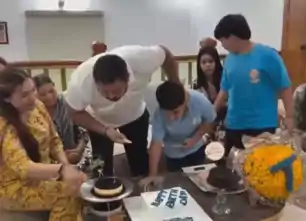 तेजप्रताप ने भाई तेजस्वी के जन्मदिन पर दी इस अंदाज में बधाई, तेजस्वी ने पत्नी राजश्री के साथ काटा केक