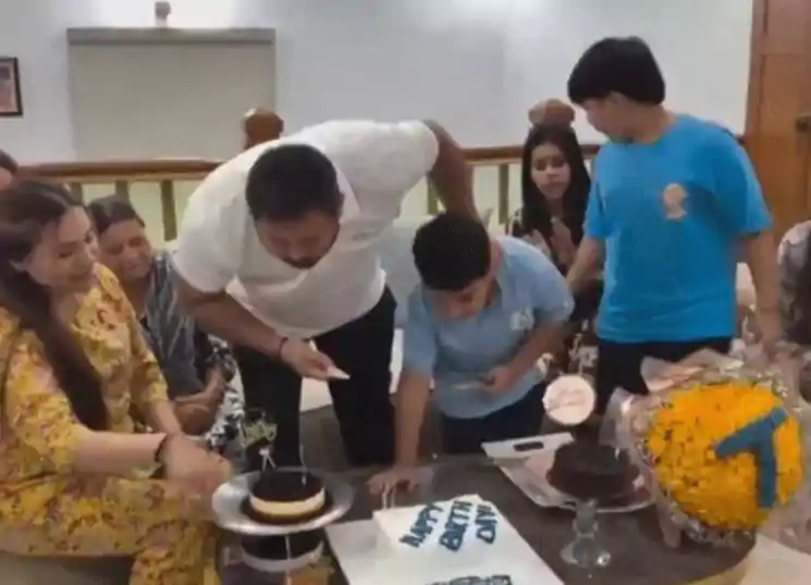 तेजप्रताप ने भाई तेजस्वी के जन्मदिन पर दी इस अंदाज में बधाई, तेजस्वी ने पत्नी राजश्री के साथ काटा केक