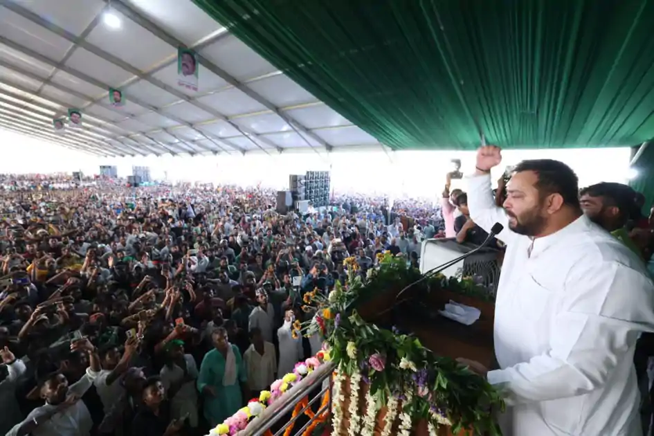 तेजस्वी ने किया 'हर घर Job' का वादा, बोले-हर परिवार को सरकारी नौकरी देंगे, सरकार बनने के 20 दिन में लाएंगे कानून