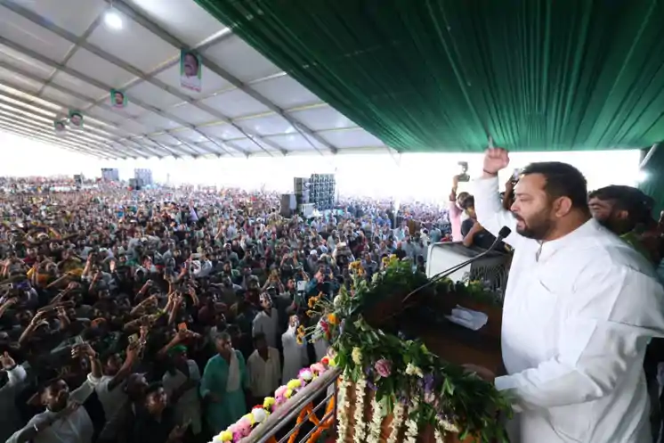 तेजस्वी ने किया 'हर घर Job' का वादा, बोले-हर परिवार को सरकारी नौकरी देंगे, सरकार बनने के 20 दिन में लाएंगे कानून