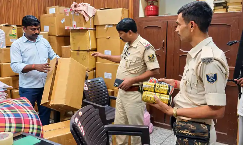 दवा दुकान में ड्रग कंट्रोलर टीम का छापा, अनियमितता के साथ मिली शराब की बोतलें, तीन गिरफ्त में दवा दुकान में ड्रग कंट्रोलर टीम का छापा, अनियमितता के साथ मिली शराब की बोतलें, तीन गिरफ्त में