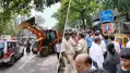 धनबाद कोर्ट रोड में चला बुलडोजर, अवैध ठेले-काउंटर और वाहनों पर कार्रवाई