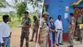 फरार आरोपियों के घर चिपका इश्तहार, कोर्ट में हाजिर होने का अल्टीमेटम