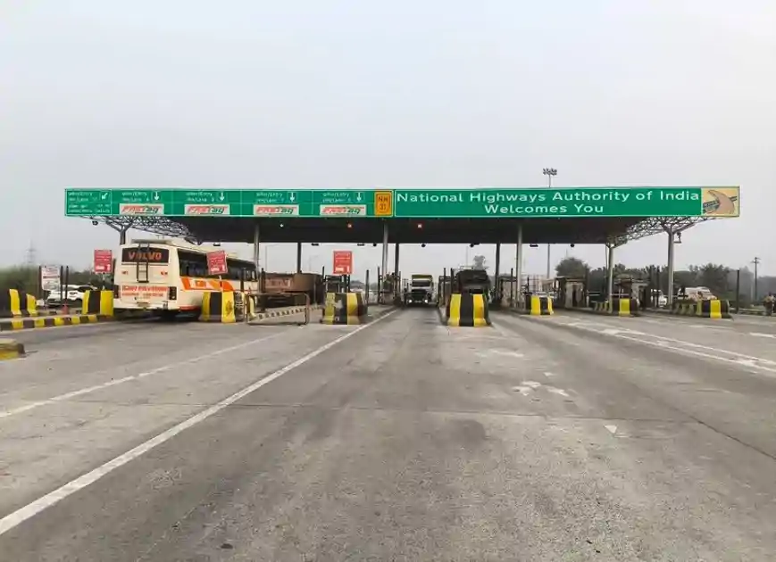 टोल प्लाजा पर नई व्यवस्था लागू! FASTag बना प्राथमिक भुगतान माध्यम, UPI पर लगेगा एक्स्ट्रा चार्ज