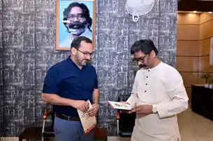 सरायकेला-खरसावां के उपायुक्त ने CM हेमंत सोरेन से की मुलाक़ात, छऊ महोत्सव 2026 का दिया न्योता