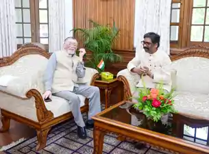 राज्यपाल संतोष गंगवार से मिले CM हेमंत, विकास मुद्दों पर हुई चर्चा