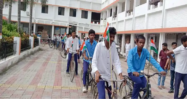 समस्तीपुर में निकली भव्य‘हर घर तिरंगा’ साइकिल रैली, राष्ट्रप्रेम के रंग में रंगा शहर समस्तीपुर में निकली भव्य‘हर घर तिरंगा’ साइकिल रैली, राष्ट्रप्रेम के रंग में रंगा शहर