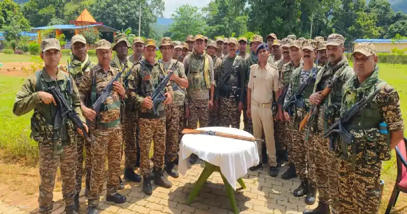CRPF 215 बटालियन और पुलिस के संयुक्त ऑपरेशन में हथियार बरामद, जंगली क्षेत्र में चली सघन तलाशी