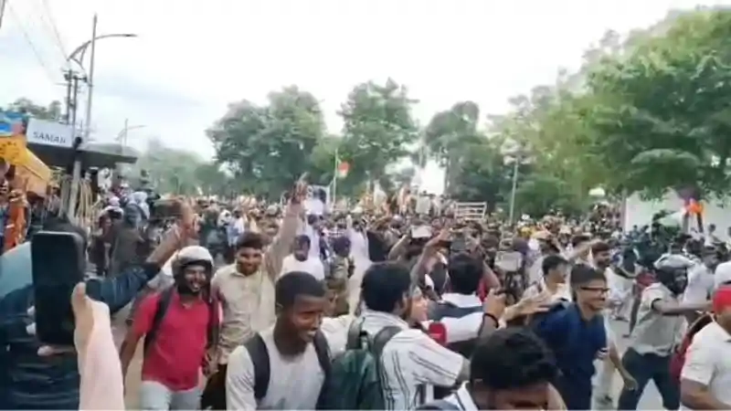 JPSC-JSSC आंदोलन में बड़ा बवाल! 7वीं बैरिकेडिंग तोड़ते हुए विधानसभा पहुंच रहे छात्र JPSC-JSSC आंदोलन में बड़ा बवाल! 7वीं बैरिकेडिंग तोड़ते हुए विधानसभा पहुंच रहे छात्र