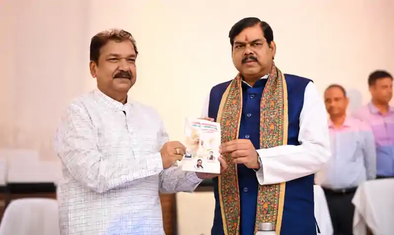 भूमिहीन विद्यालयों को प्राथमिकता के आधार पर मिलेगी जमीन : डॉ.दिलीप जायसवाल भूमिहीन विद्यालयों को प्राथमिकता के आधार पर मिलेगी जमीन : डॉ.दिलीप जायसवाल