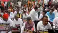 छात्रों के समर्थन में BJP का हल्लाबोल, CM आवास के बाहर धरने पर बैठे नेता