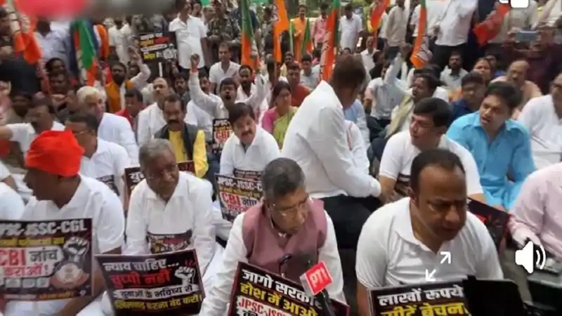 छात्रों के समर्थन में BJP का हल्लाबोल, CM आवास के बाहर धरने पर बैठे नेता  