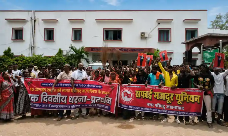 30 अगस्त तक मांगें पूरी करने का आश्वासन, सफाईकर्मी काम पर लौटे, मांगे पूरी नहीं होने पर फिर होगी हड़ताल 30 अगस्त तक मांगें पूरी करने का आश्वासन, सफाईकर्मी काम पर लौटे, मांगे पूरी नहीं होने पर फिर होगी हड़ताल