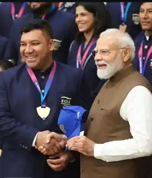कॉमनवेल्थ पदक विजेता झंडू कुमार ने की पीएम मोदी से मुलाकात
