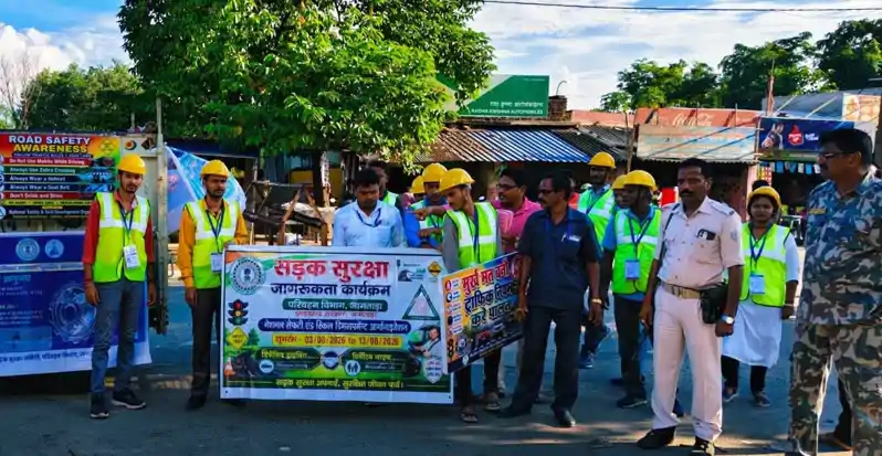 सड़क सुरक्षा को लेकर जागरूकता अभियान, वाहन चालकों को बांटे सेफ्टी जैकेट और रेडियम