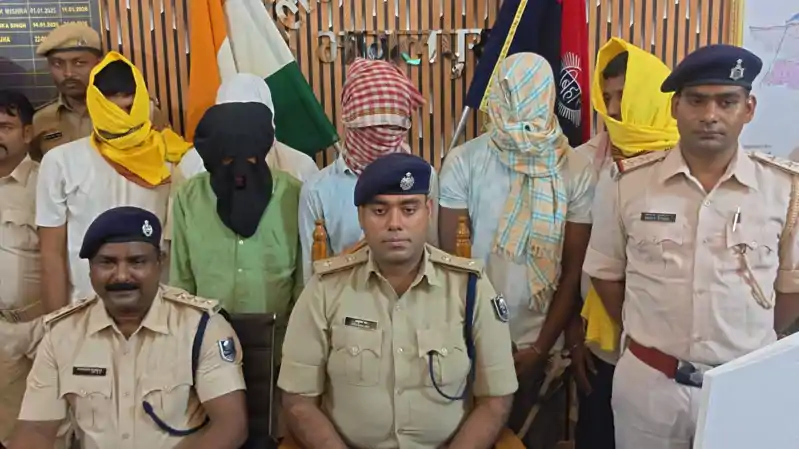 जुआ के अड्डे पर पुलिस की छापेमारी, 19 गिरफ्तार जुआ के अड्डे पर पुलिस की छापेमारी, 19 गिरफ्तार