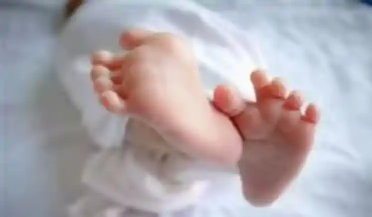 गुमला : नवजात बच्चे बेचने के मामले में तीन आरोपियों ने कोर्ट में किया सरेंडर, दो अब भी फरार