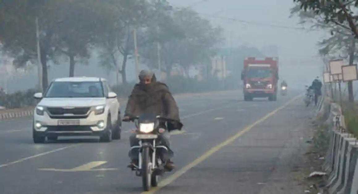 बिहार में हाड़ कंपा देने वाली ठंड ने बढ़ाई परेशानियाँ; ट्रेनें घंटों लेट, यात्रियों की बढ़ी मुश्किलें