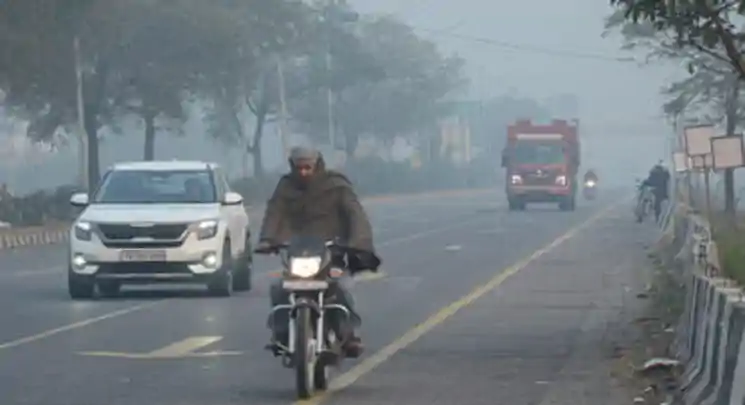 बिहार में हाड़ कंपा देने वाली ठंड ने बढ़ाई परेशानियाँ; ट्रेनें घंटों लेट, यात्रियों की बढ़ी मुश्किलें