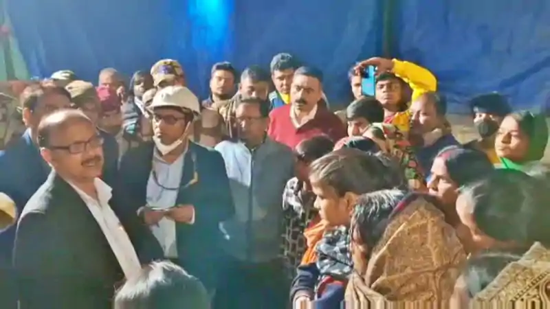 केंदुआडीह गैस रिसाव: BCCL ने राहत और सुरक्षा कार्यों में तेजी लाई, CMD ने राहत कैंप में लोगों से की मुलाकात केंदुआडीह गैस रिसाव: BCCL ने राहत और सुरक्षा कार्यों में तेजी लाई, CMD ने राहत कैंप में लोगों से की मुलाकात