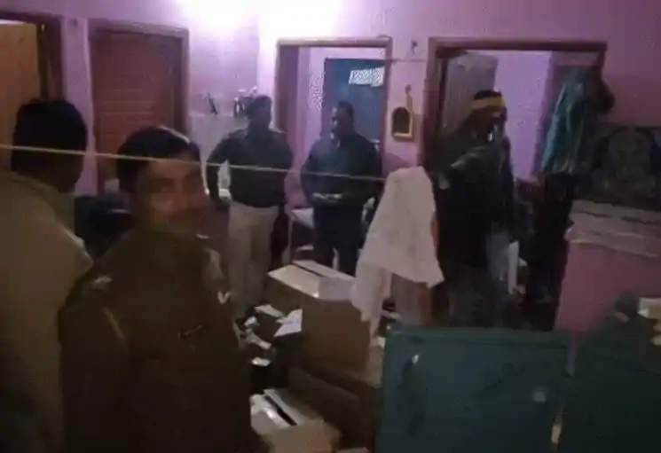 पटना में पुलिस की छापेमारी, पत्रकार के घर से 5 लाख की विदेशी शराब बरामद, 4 तस्कर गिरफ्तार, 17 लाख कैश जब्त