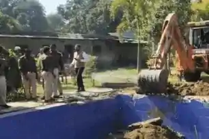 बोकारो में बुलडोजर एक्शन, कुख्यात अपराधी विनोद का अवैध ऑफिस ध्वस्त