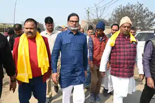 खुले में बह रहा चीनी मिल का गंदा पानी, बीमारियों का खतरा बढ़ा; PK बोले—प्रशासन आंख मूंदे बैठा है