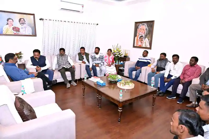 मरांग बुरू जुग जाहेर बाहा बोंगा समिति के प्रतिनिधिमंडल ने CM हेमंत से की मुलाक़ात मरांग बुरू जुग जाहेर बाहा बोंगा समिति के प्रतिनिधिमंडल ने CM हेमंत से की मुलाक़ात