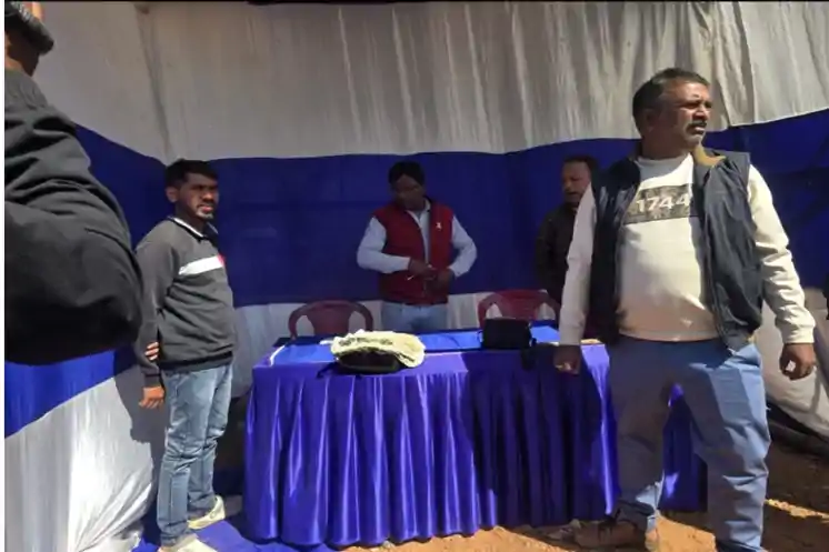 कटहल मोड़ पर पुलिस की कार्रवाई, वाहन से बरामद किये 9 लाख रुपये नकद