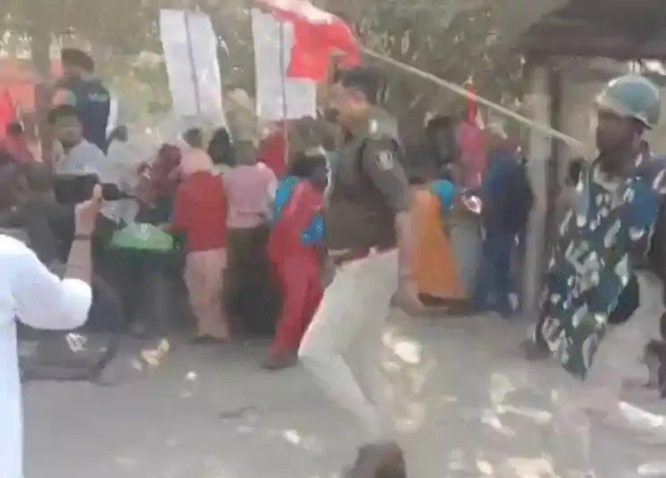 NEET छात्रा की मौत पर उबाल: पटना में महिला प्रदर्शनकारियों पर लाठीचार्ज, डाकबंगला चौराहे पर बवाल