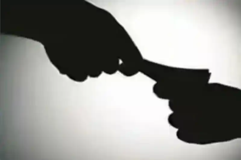 सिमडेगा: गिरदा ओपी प्रभारी पर रिश्वत लेने का आरोप, ग्रामीणों ने एसपी से की सीधी शिकायत सिमडेगा: गिरदा ओपी प्रभारी पर रिश्वत लेने का आरोप, ग्रामीणों ने एसपी से की सीधी शिकायत
