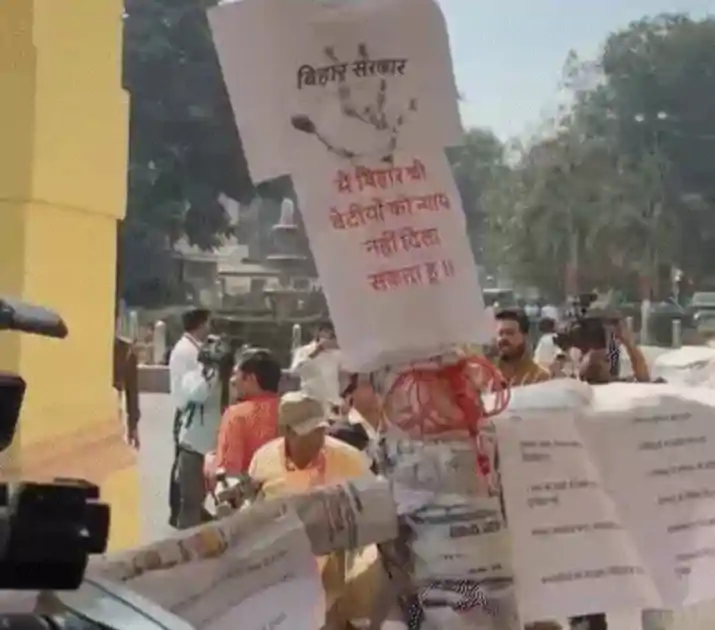  बजट सत्र के छठे दिन सदन में हंगामा, विधानसभा पहुंचे सरकार का पुतला लेकर कांग्रेस विधायक