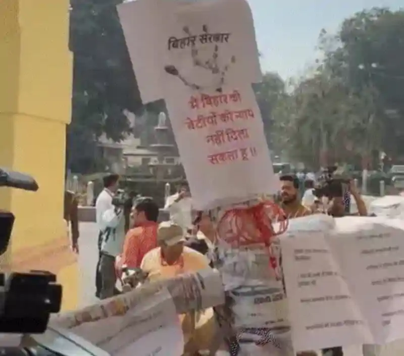 बजट सत्र के छठे दिन सदन में हंगामा, विधानसभा पहुंचे सरकार का पुतला लेकर कांग्रेस विधायक बिहार विधानसभा