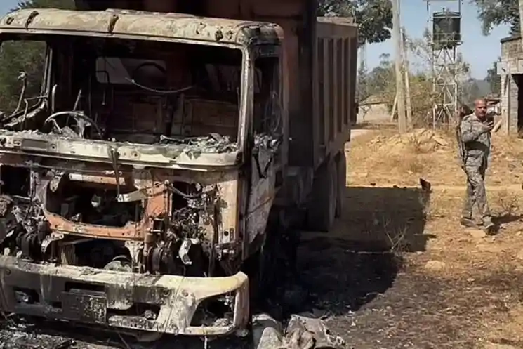 चाईबासा में सड़क निर्माण साइट पर फायरिंग के बाद आगजनी, राहुल सिंह गैंग के नाम से दावा