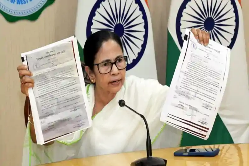 ED की छापेमारी पर 'दीदी' का पलटवार, कहा-'कोयला घोटाले के सबूत मेरे पास, दबाव बढ़ा तो सब उजागर होगा’ ED की छापेमारी पर 'दीदी' का पलटवार, कहा-कोयला घोटाले के सबूत मेरे पास, दबाव बढ़ा तो सब उजागर होगा’