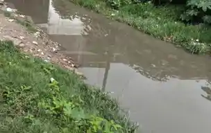 मंत्री के गढ़ में बदहाल सड़क, ​गर्मी हो या बरसात नहीं मिला जलजमाव से निजात