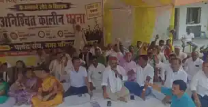 नगर परिषद में अनिश्चितकालीन धरना शुरू, कार्यपालक पदाधिकारी पर लगे कई आरोप