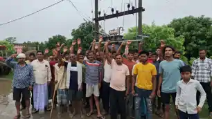बगहा में बिजली संकट, दर्जनों गांवों में 18 घंटे बिजली गुल, ग्रामीणों का जोरदार प्रदर्शन, भेदभाव का लगाया आरोप 