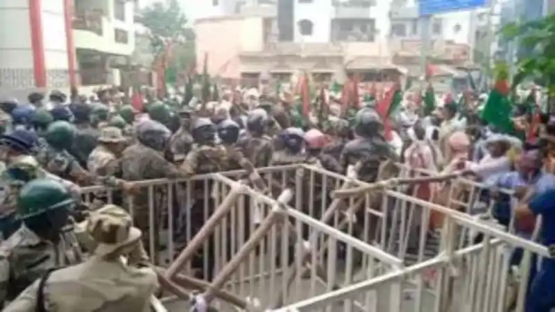 पहचान और पेंशन की मांग को लेकर झारखंड आंदोलनकारियों का रांची कूच, सुरक्षा के लिए 600 जवान तैनात पहचान और पेंशन की मांग को लेकर झारखंड आंदोलनकारियों का रांची कूच, सुरक्षा के लिए 600 जवान तैनात