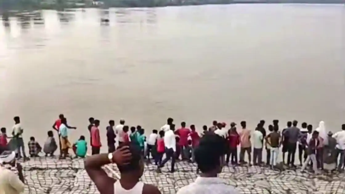 दरभंगा में बड़ा हादसा, नदी में 13 लोगों से भरी नाव डूबी, 3 महिलाएं लापता, मचा हड़कंप 